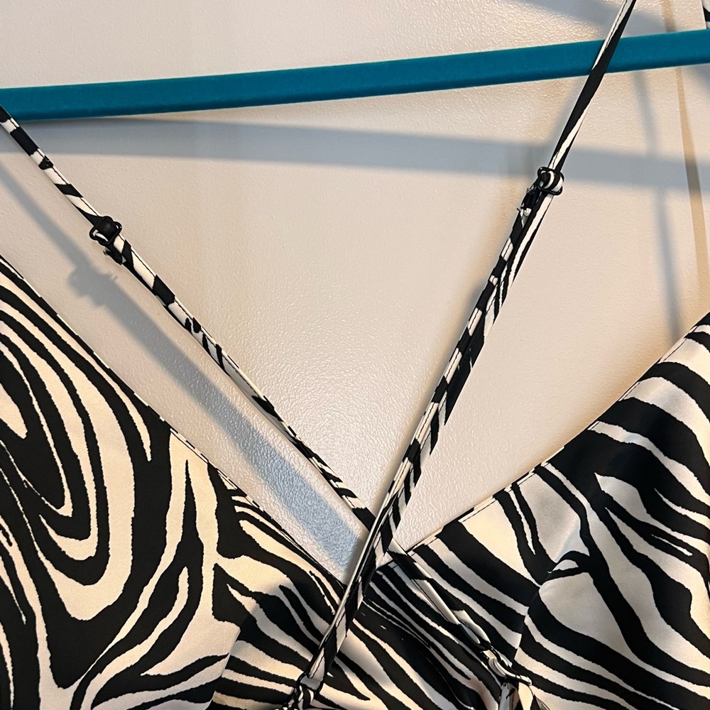 Black & White Zebra Print H&M Dress Perfect for Vacation! 🏝️⛱️☀️🕶️ - Picture 4 of 9